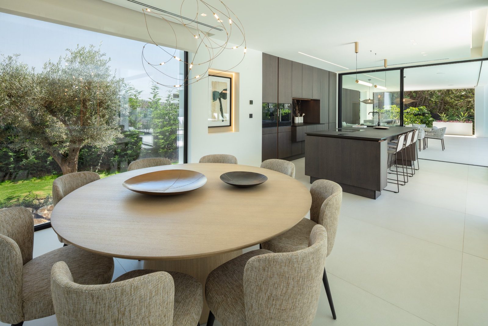Contemporary open-plan dining area and kitchen in a 5-bedroom villa in Málaga - The Estates