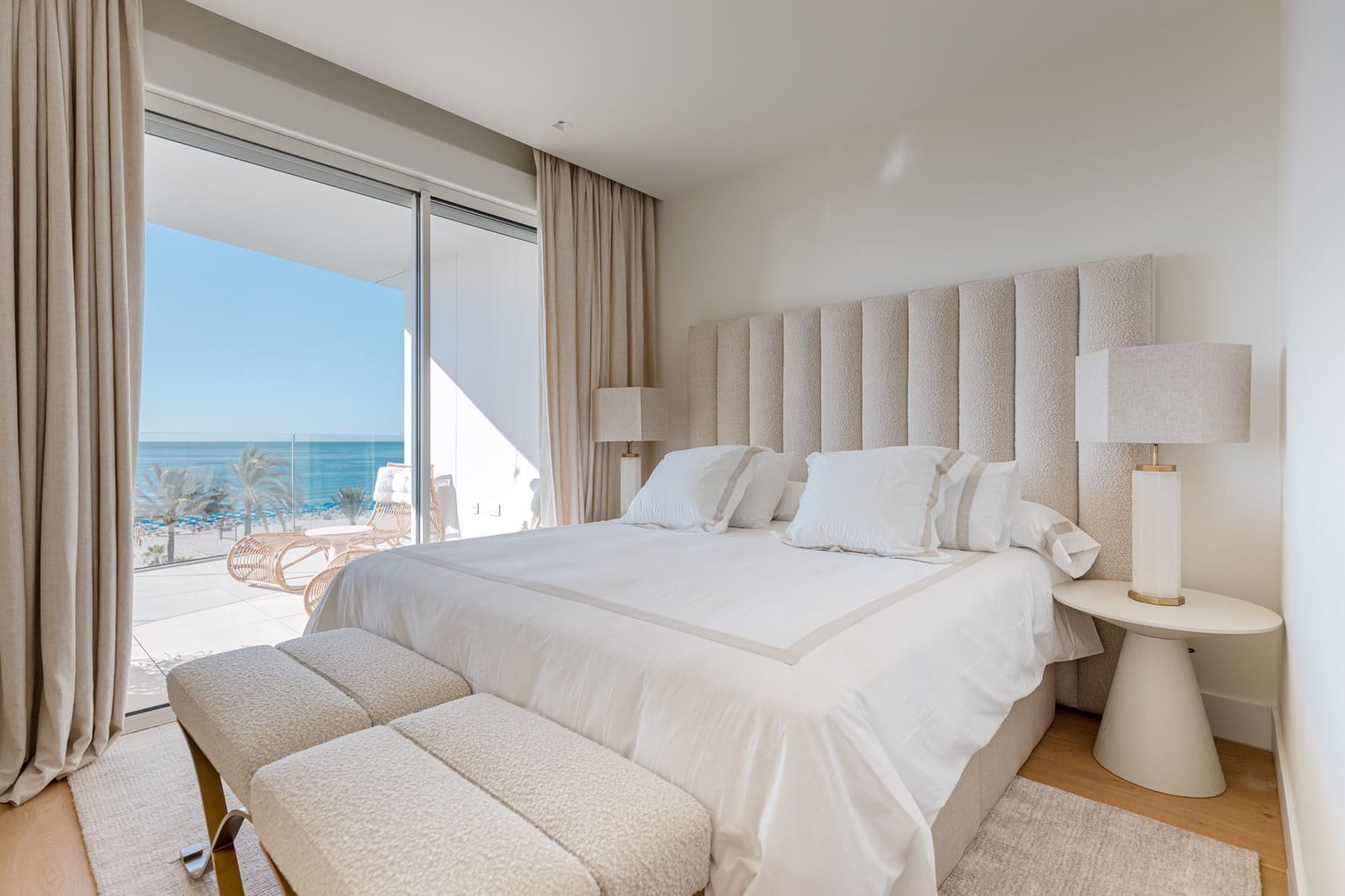 Bright bedroom with sea views and balcony of a 2-bedroom apartment in Benidorm - The Estates
