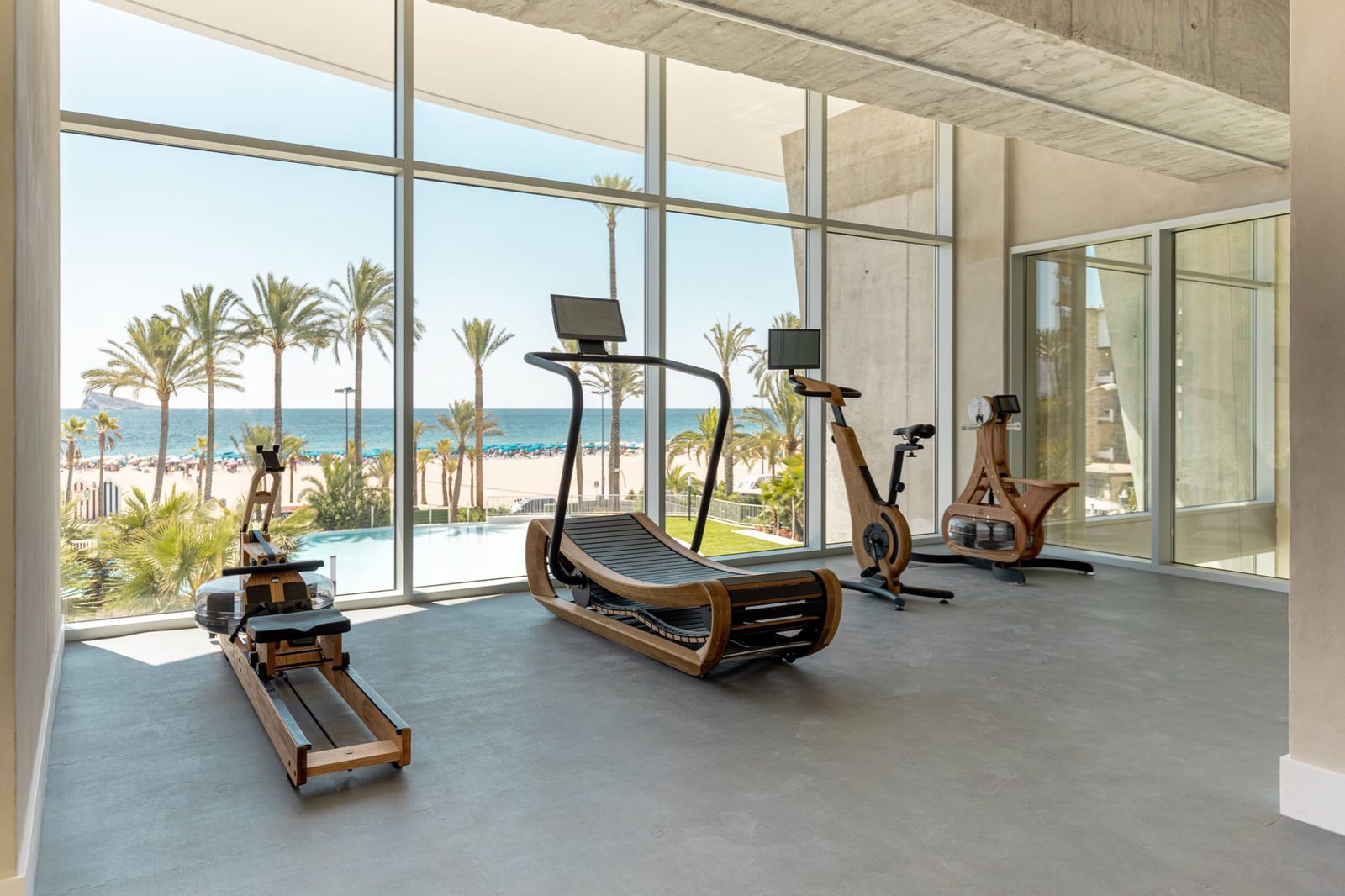 Sea-view gym with cardio equipment overlooking the beach at a 2-bedroom apartment in Benidorm - The Estates