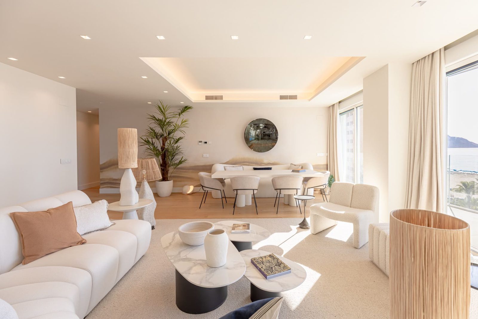 Bright open-plan living and dining room with panoramic sea views in a 2-bedroom apartment in Benidorm - The Estates