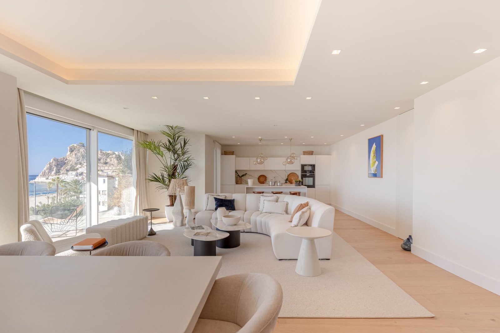 Open-plan living room and kitchen with panoramic sea views in a 2-bedroom apartment in Benid